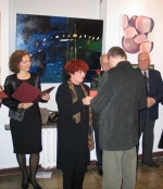 <h4>Ryszard Gancarz odbiera III nagrod z rk Dyrektora Biura Wystaw Artystycznych w Sandomierzu Teresy Pilch</h4>