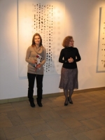 <h4>Barbara Siwek z Dyrektor BWA Katarzyn Pisarczyk podczas otwarcia wystawy 11.III.2011r.</h4>