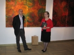 Dyrektor Katarzyna Pisarczyk i Bogdan Korczowski otwieraj wystaw ''Eppur si muove''