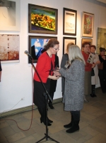 Laureatka VI Nagrody Biura Wystaw Artystycznych w Sandomierzu - Kazimiera Myk Magdziak odbiera gratulacje z rk Dyrektora BWA Katarzyny Pisarczyk