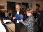 Marek Pokutycki, laureat III Nagrody Banku Spdzielczego w Sandomierzu, odbiera gratulacje z rk Prezesa Banku Pani Marii Kalinowskiej