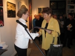 Jadwiga Kukua, laureatka III Nagrody Biura Wystaw Artystycznych w Sandomierzu, odbiera gratulacje z rk Dyrektora BWA Katarzyny Pisarczyk