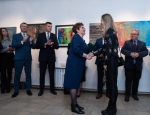 Ewa Podlodowska, odbiera II Nagrod Banku Spdzielczego w Sandomierzu z rk Prezes Banku Pani Marii Kalinowskiej
