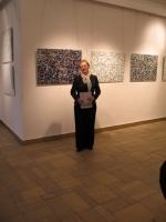<h4>Katarzyna Pisarczyk - Dyrektor BWA - podczas otwarcia wystawy <em>czas i przestrze</em> Roberta Olszowskiego 08.IV.2011r.</h4>