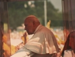 Przejazd papiea Jana Pawa II sandomierskimi boniami, jedna z fotografii prezentowanych na wystawie